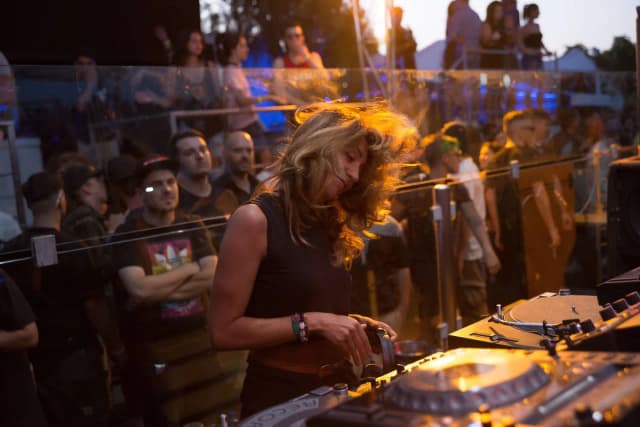 Ile zarabia DJ na weselu? Odkryj zaskakujące stawki w Polsce Ile zarabia DJ na weselu? Odkryj zaskakujące stawki w Polsce