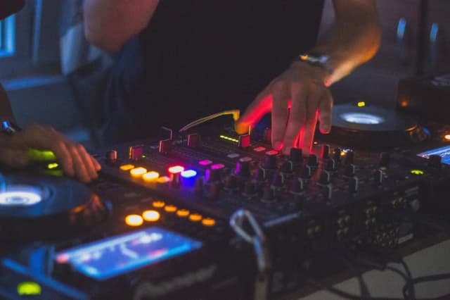 Ile zarabia DJ w klubie? Zaskakujące fakty o pensjach DJ-ów Ile zarabia DJ w klubie? Zaskakujące fakty o pensjach DJ-ów