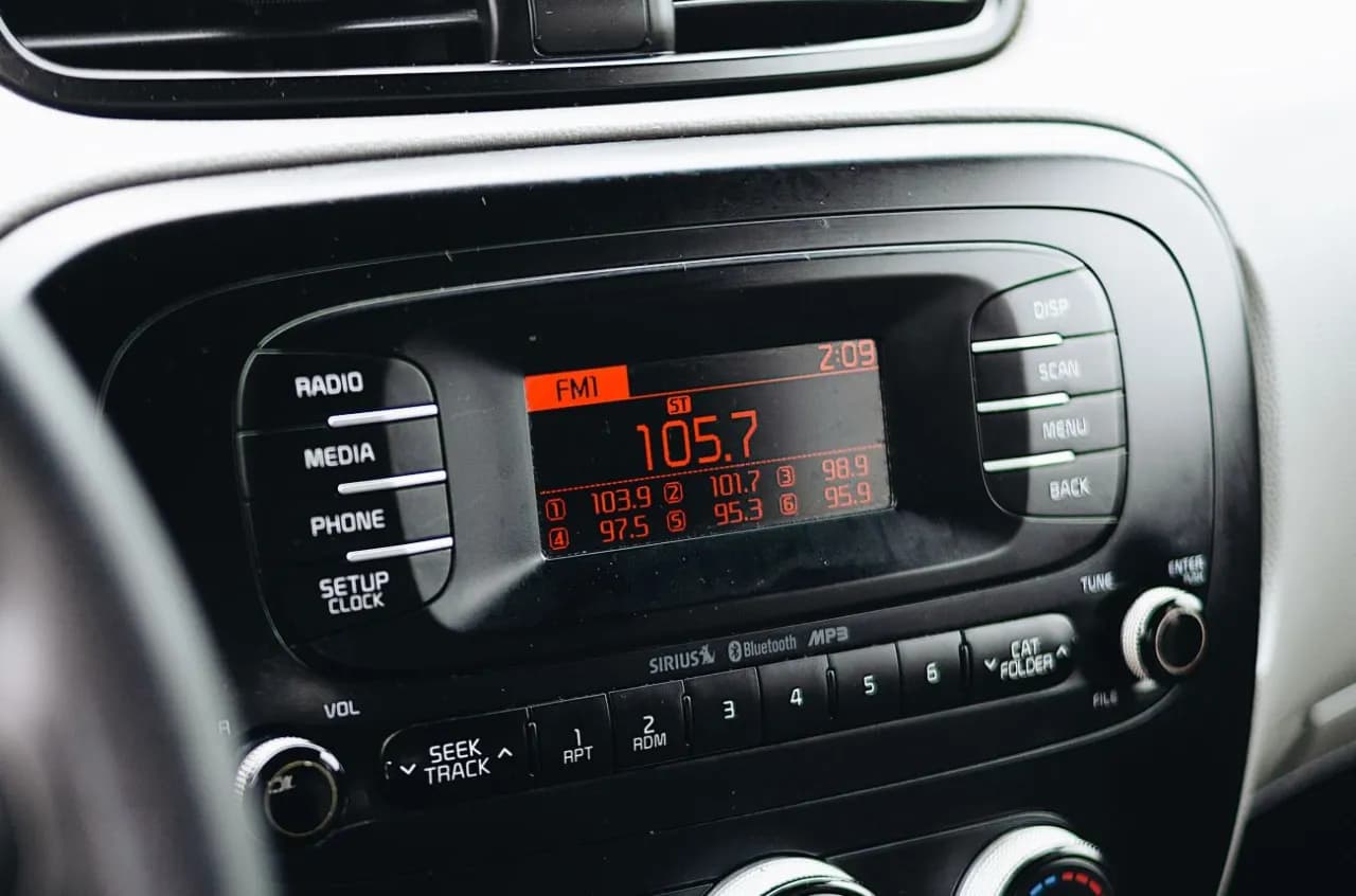 Na jaką częstotliwość ustawić transmiter FM, aby uniknąć zakłóceń? Na jaką częstotliwość ustawić transmiter FM, aby uniknąć zakłóceń?
