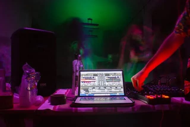 Ile bierze DJ Hazel za występ? Poznaj ceny i stawki na imprezy Ile bierze DJ Hazel za występ? Poznaj ceny i stawki na imprezy