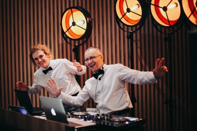 Ile kosztuje DJ na imprezę? Sprawdź, co wpływa na ceny usług Ile kosztuje DJ na imprezę? Sprawdź, co wpływa na ceny usług