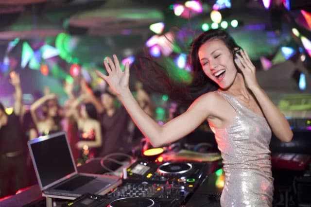 Jak znaleźć pracę jako DJ - skuteczne strategie i cenne wskazówki Jak znaleźć pracę jako DJ - skuteczne strategie i cenne wskazówki