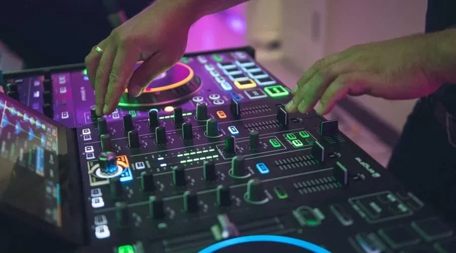 Ile kosztuje DJ na 50 urodziny? Ceny, które mogą cię zaskoczyć Ile kosztuje DJ na 50 urodziny? Ceny, które mogą cię zaskoczyć