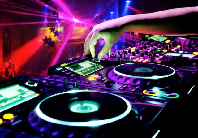 Najlepsze kontrolery DJ na początek - łatwe w użyciu i funkcjonalne Najlepsze kontrolery DJ na początek - łatwe w użyciu i funkcjonalne