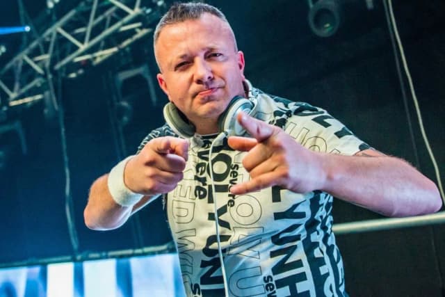 Ile lat ma DJ Akun? Zaskakujące fakty o jego karierze DJ-skiej Ile lat ma DJ Akun? Zaskakujące fakty o jego karierze DJ-skiej
