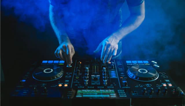 DJ set co to – zrozumienie struktury i roli w muzyce DJ set co to – zrozumienie struktury i roli w muzyce