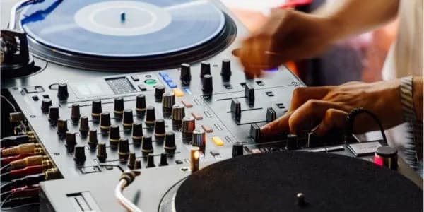Na czym gra DJ? Odkryj najlepszy sprzęt do miksowania muzyki Na czym gra DJ? Odkryj najlepszy sprzęt do miksowania muzyki