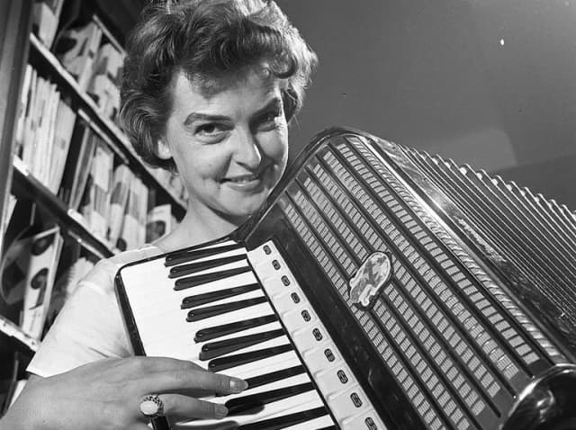Kto śpiewał złoty pierścionek? Poznaj historię Rena Rolskiej Kto śpiewał złoty pierścionek? Poznaj historię Rena Rolskiej